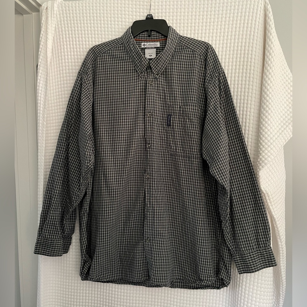 COLUMBIA Men’s blue and gray plaid shirt size XXL.